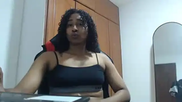 Snapshot of yohatinelly07 chatting on 01/18/26, 01:42 yohatinelly07 online show from 01/18/26, 01:42