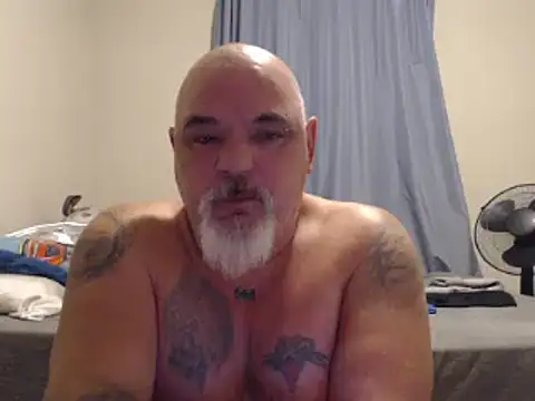 Newfiesausage1972 online show from 12/31/24, 10:37
