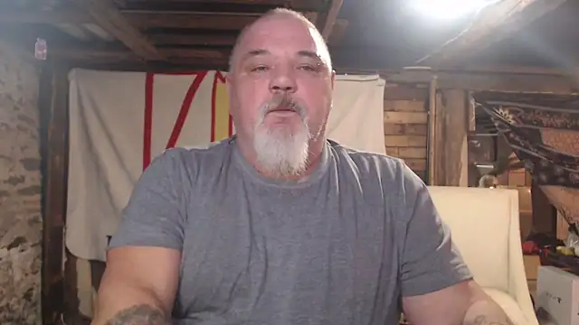 Newfiesausage1972 online show from 02/10/26, 01:15