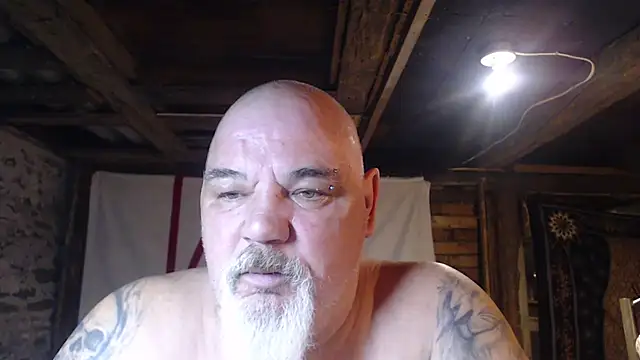 Newfiesausage1972 online show from 04/03/26, 06:11