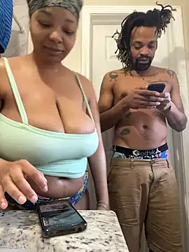 Snapshot of 1BeautyN1Beast chatting on 12/13/24, 02:16 1BeautyN1Beast online show from 12/13/24, 02:16