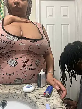 Snapshot of 1BeautyN1Beast chatting on 12/22/24, 02:28 1BeautyN1Beast online show from 12/22/24, 02:28