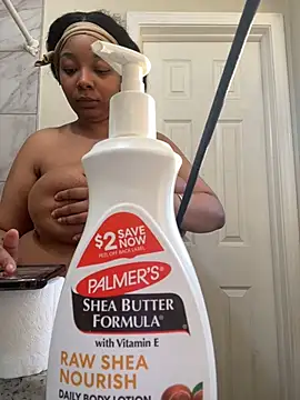 Snapshot of 1BeautyN1Beast chatting on 01/13/25, 10:24 1BeautyN1Beast online show from 01/13/25, 10:24