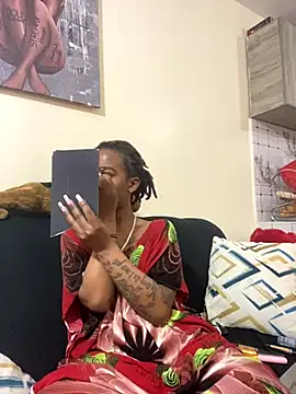 Snapshot of hoely_grail01 chatting on 11/29/25, 07:06 hoely grail01 online show from 11/29/25, 07:06