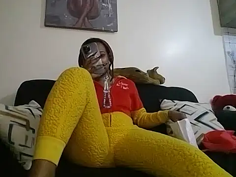 Snapshot of hoely_grail01 chatting on 12/16/25, 09:09 hoely grail01 online show from 12/16/25, 09:09