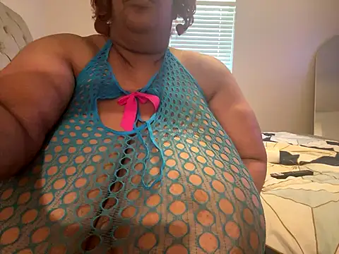 Snapshot of Missredboneo12 chatting on 09/30/25, 04:34 Missredboneo12 online show from 09/30/25, 04:34