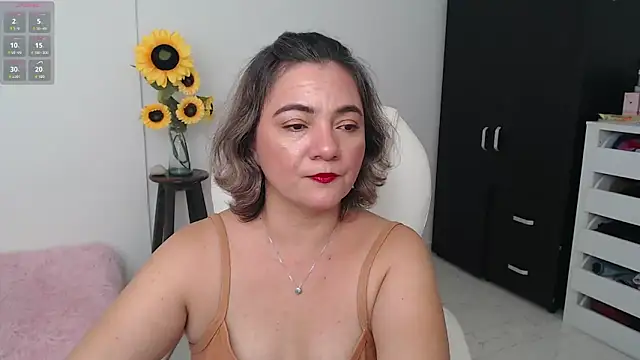 Snapshot of ana_milf chatting on 12/20/24, 01:58 ana milf online show from 12/20/24, 01:58