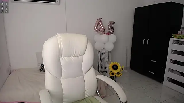 Snapshot of ana_milf chatting on 01/26/25, 01:04 ana milf online show from 01/26/25, 01:04