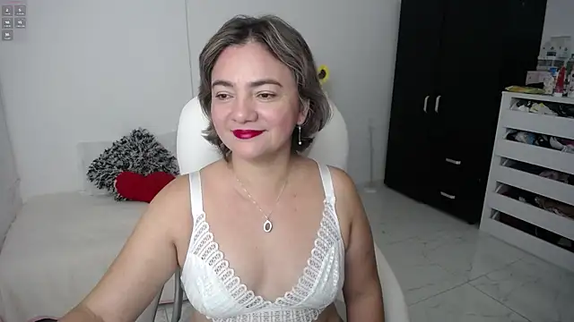 Snapshot of ana_milf chatting on 03/05/25, 10:44 ana milf online show from 03/05/25, 10:44