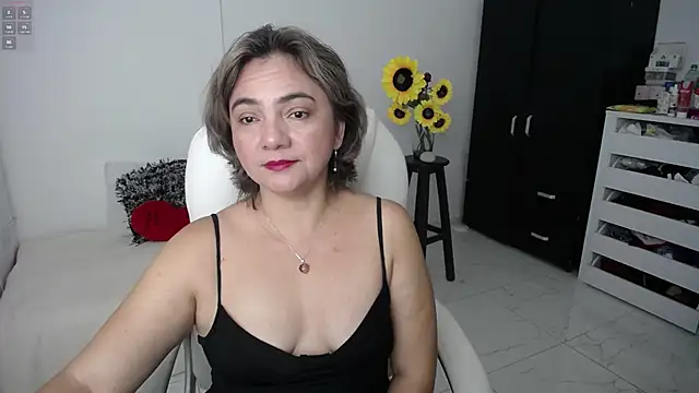 Snapshot of ana_milf chatting on 03/12/25, 12:47 ana milf online show from 03/12/25, 12:47