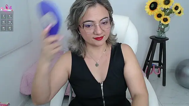 Snapshot of ana_milf chatting on 09/18/25, 11:56 ana milf online show from 09/18/25, 11:56