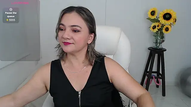 Snapshot of ana_milf chatting on 10/23/25, 01:21 ana milf online show from 10/23/25, 01:21