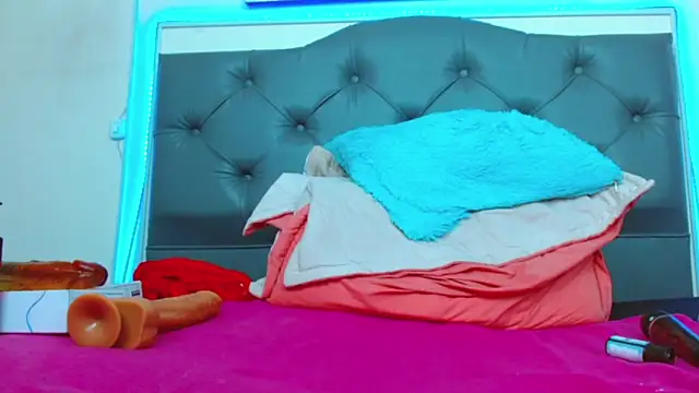 mia xx1 online show from 12/21/24, 09:44