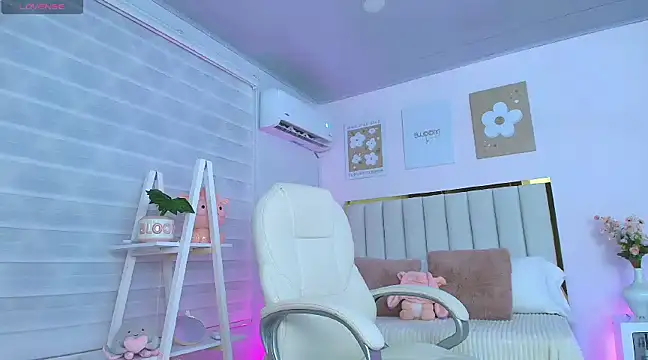 Snapshot of Cristall_Bunny chatting on 02/07/25, 12:31 Cristall Bunny online show from 02/07/25, 12:31
