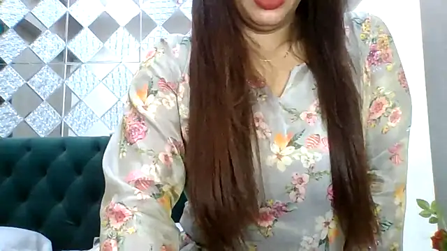 Snapshot of sparkling_queen chatting on 09/29/25, 08:46 sparkling queen online show from 09/29/25, 08:46