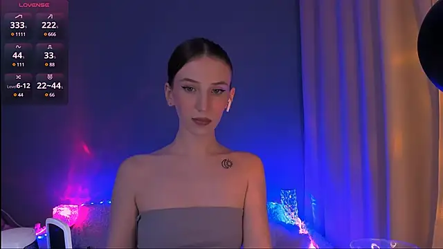 Snapshot of ellaamber chatting on 12/17/24, 12:01 ellaamber online show from 12/17/24, 12:01