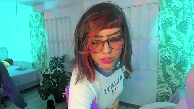 cute hollywood online show from 11/13/25, 08:52