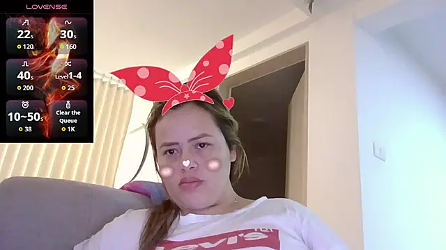 Snapshot of saramartinez1000 chatting on 09/10/25, 02:06 saramartinez1000 online show from 09/10/25, 02:06