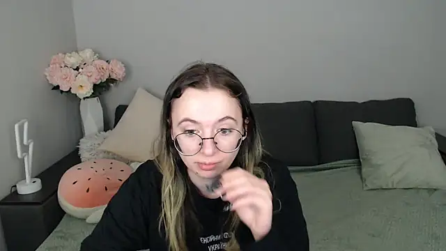 Mini Diva online show from 10/17/25, 08:06