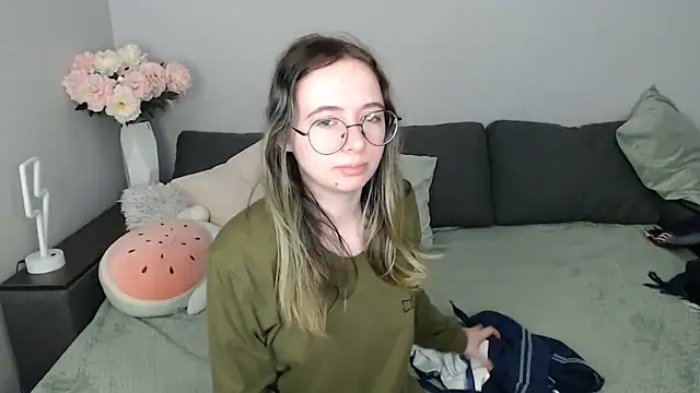 Mini Diva online show from 10/21/25, 08:15