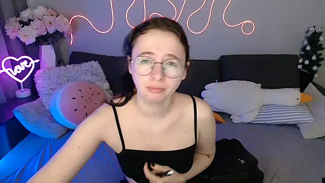 Mini Diva online show from 04/01/26, 08:48