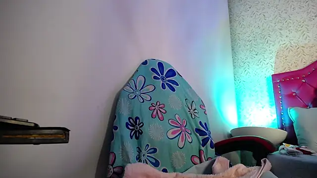 Snapshot of luly_pink chatting on 04/22/26, 04:04 luly pink online show from 04/22/26, 04:04