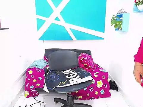 Snapshot of Mady_Kolemam chatting on 12/19/24, 09:51 Mady Kolemam online show from 12/19/24, 09:51