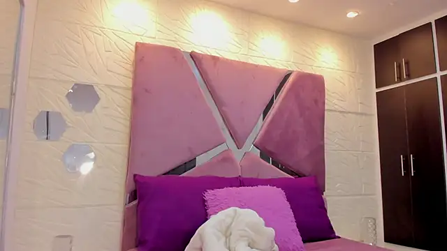 Charlotte Ice1 online show from 11/27/25, 04:42