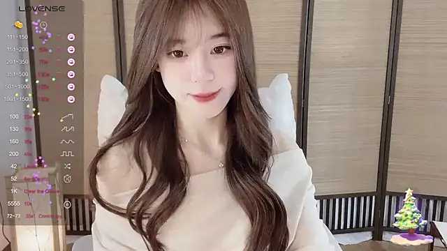 Snapshot of Yuuuuuly chatting on 12/26/24, 03:42 Yuuuuuly online show from 12/26/24, 03:42