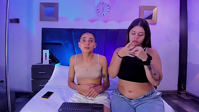 Snapshot of AndreaAndKarina chatting on 12/19/24, 05:18 AndreaAndKarina online show from 12/19/24, 05:18