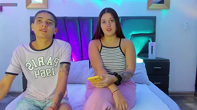 Snapshot of AndreaAndKarina chatting on 01/17/25, 12:21 AndreaAndKarina online show from 01/17/25, 12:21