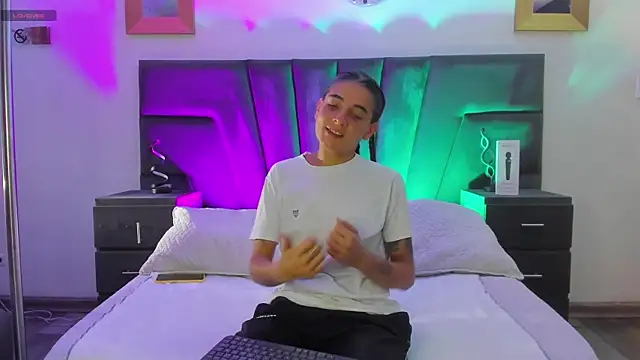 Snapshot of AndreaAndKarina chatting on 01/19/25, 12:50 AndreaAndKarina online show from 01/19/25, 12:50