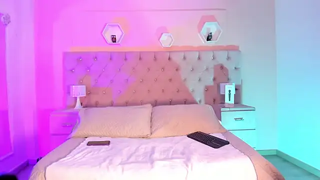 Snapshot of AndreaAndKarina chatting on 01/25/25, 02:37 AndreaAndKarina online show from 01/25/25, 02:37