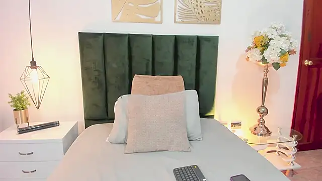 Snapshot of AlissaNix chatting on 01/22/25, 12:38 AlissaNix online show from 01/22/25, 12:38