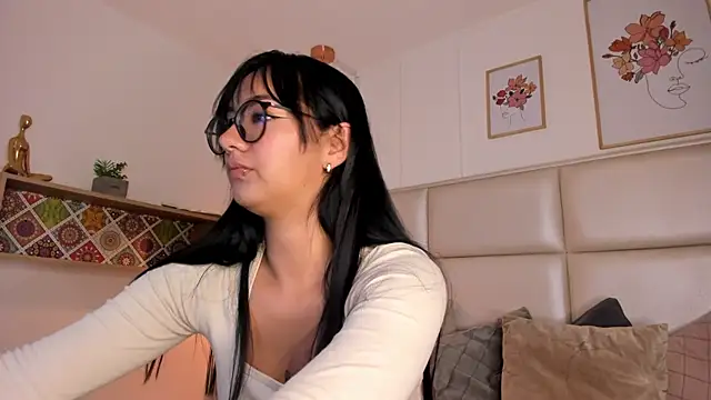 Snapshot of Aily_Yozuko chatting on 02/10/25, 03:35 Aily Yozuko online show from 02/10/25, 03:35