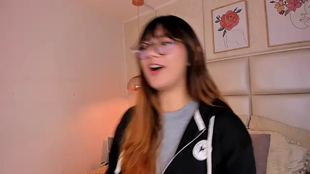 Snapshot of Aily_Yozuko chatting on 12/17/25, 02:28 Aily Yozuko online show from 12/17/25, 02:28