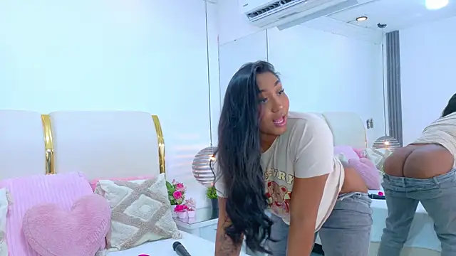 NaiomyLanes online show from 04/21/26, 12:44