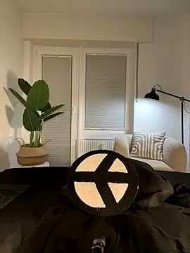 Lena Blom online show from 12/17/25, 08:15