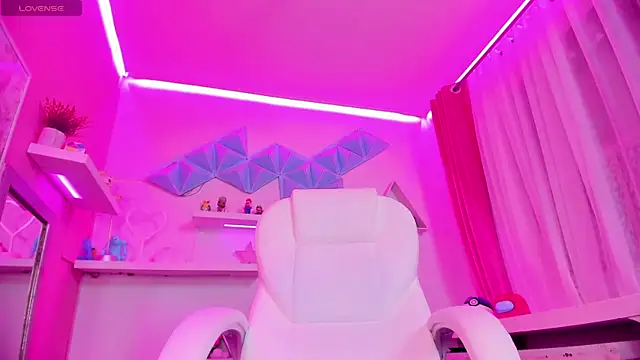 Hanna  Becker  online show from 12/12/24, 01:28