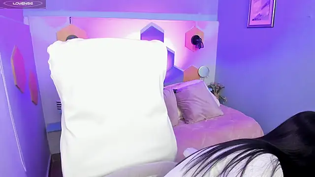 Hanna  Becker  online show from 01/09/25, 08:34