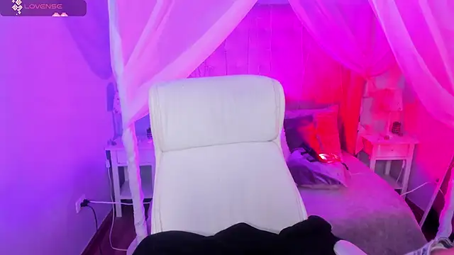 Hanna  Becker  online show from 02/26/25, 03:32