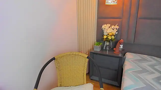 Snapshot of ElaEndez_ chatting on 02/06/25, 12:37 ElaEndez online show from 02/06/25, 12:37