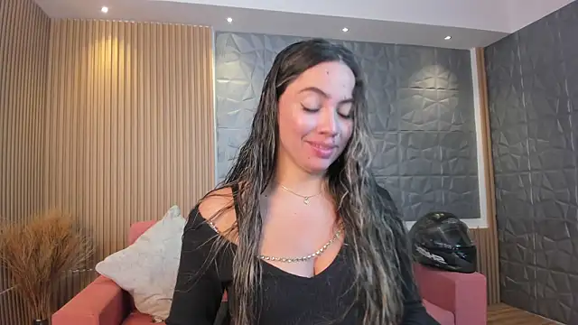 Snapshot of Alessia_Taylorr chatting on 03/07/25, 12:01 Alessia Taylorr online show from 03/07/25, 12:01