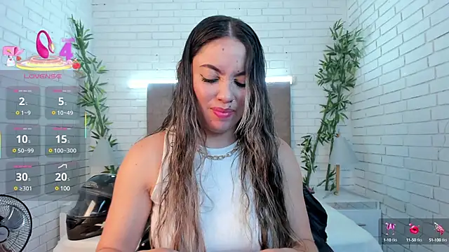 Snapshot of Alessia_Taylorr chatting on 03/19/25, 12:01 Alessia Taylorr online show from 03/19/25, 12:01