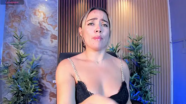 Snapshot of Alessia_Taylorr chatting on 09/30/25, 12:32 Alessia Taylorr online show from 09/30/25, 12:32