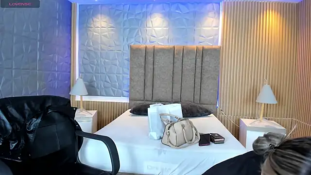 Snapshot of Alessia_Taylorr chatting on 10/15/25, 12:05 Alessia Taylorr online show from 10/15/25, 12:05