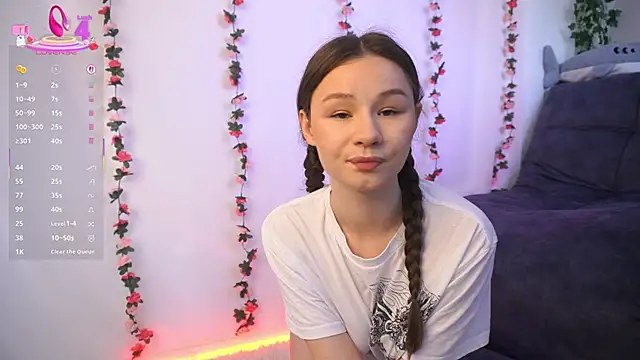 Snapshot of GlamourNova chatting on 03/10/25, 12:26 GlamourNova online show from 03/10/25, 12:26