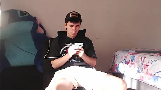 Snapshot of harry_greg21 chatting on 10/21/25, 12:28 harry greg21 online show from 10/21/25, 12:28