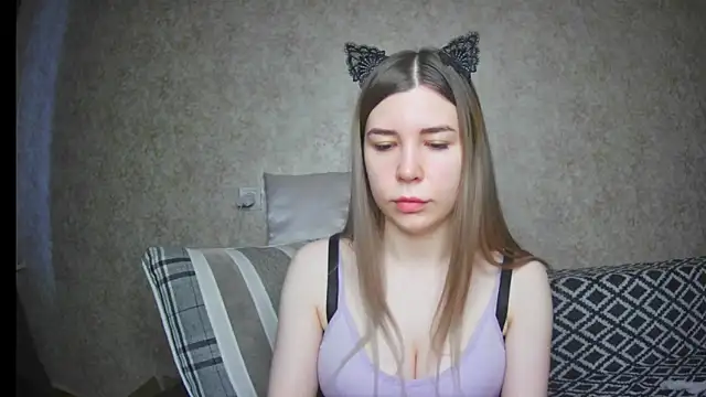 Snapshot of ElllaNuar chatting on 02/05/25, 04:27 ElllaNuar online show from 02/05/25, 04:27