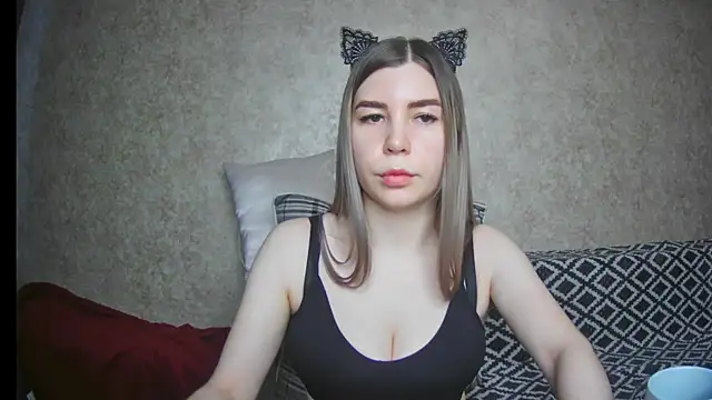 Snapshot of ElllaNuar chatting on 02/13/25, 04:22 ElllaNuar online show from 02/13/25, 04:22